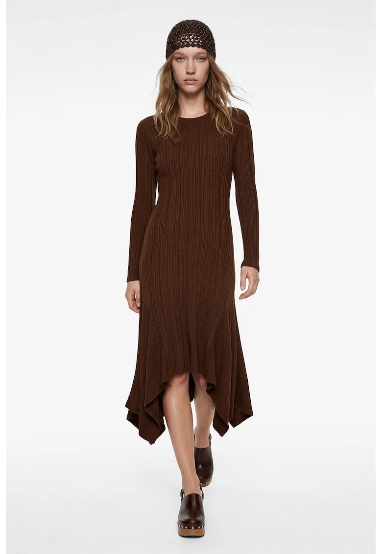 Rochie asimetrica striata, Maro pamantiu