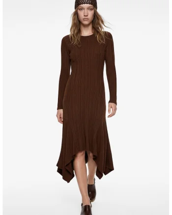 Rochie asimetrica striata, Maro pamantiu