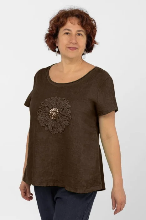 Bluza din in maron, cu floare si paiete fine pe piept