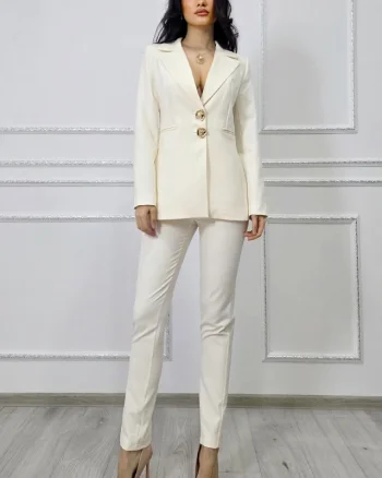 Costum office ARLENA, cu sacou cambrat si pantaloni conici, Crem