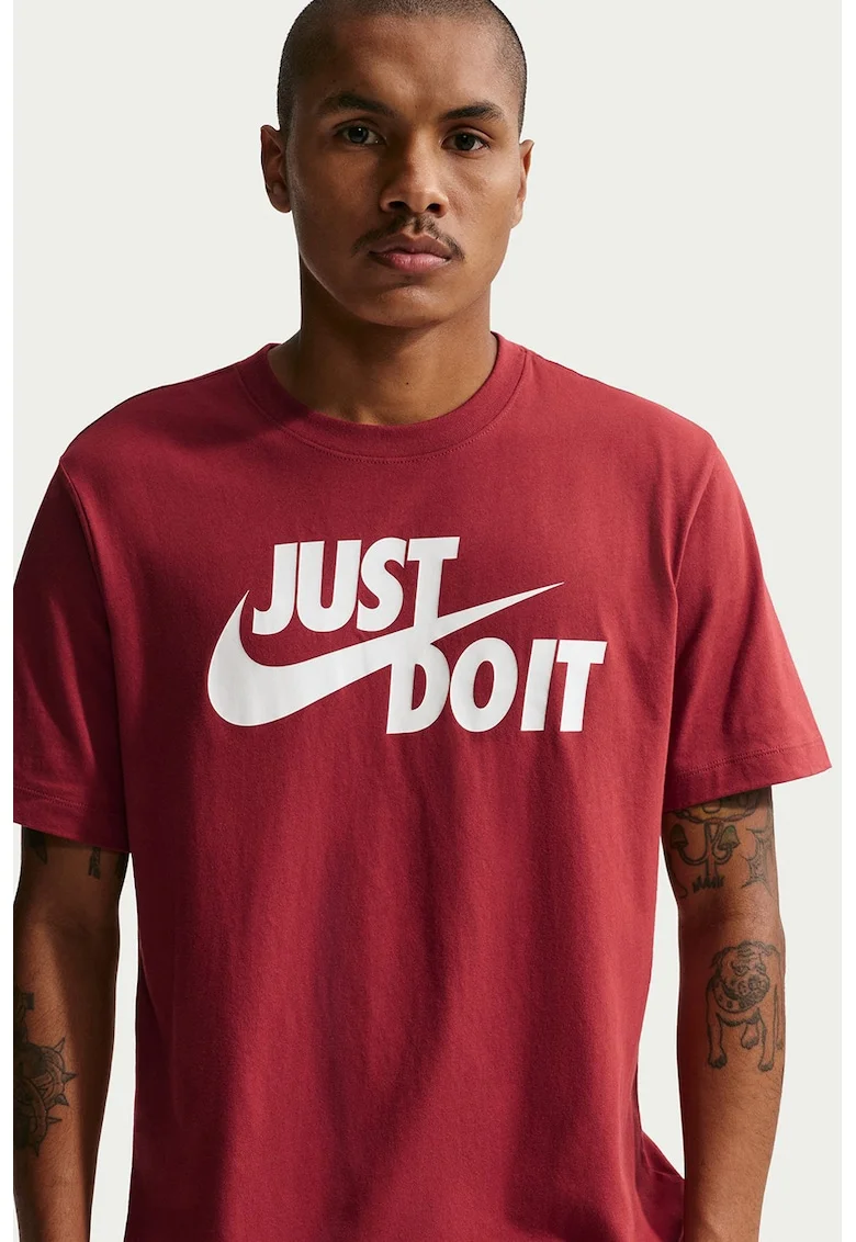 Tricou de bumbac cu imprimeu logo si text Swoosh, Alb/Rosu inchis