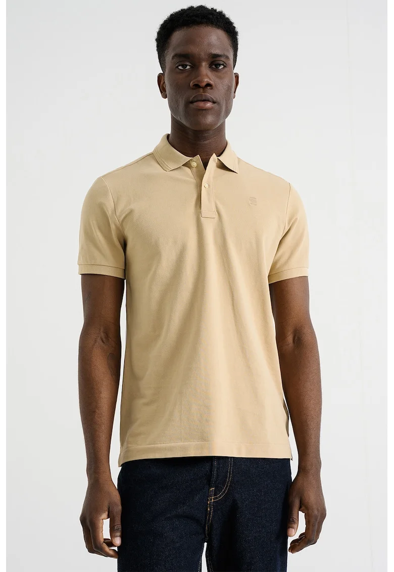 Tricou polo slim fit din amestec de bumbac organic cu logo discret Dunda, Maro camel