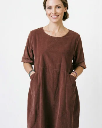 Rochie tunica din catifea reiata, croi lejer cu buzunare, stil casual modern, maro ciocolata
