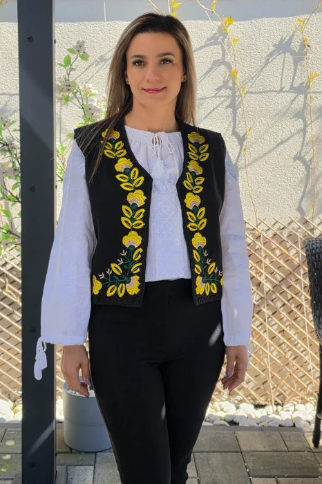 Vesta brodata cu model traditional Flori 2