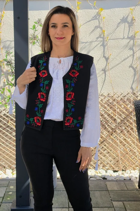 Vesta brodata cu model traditional Flori 3