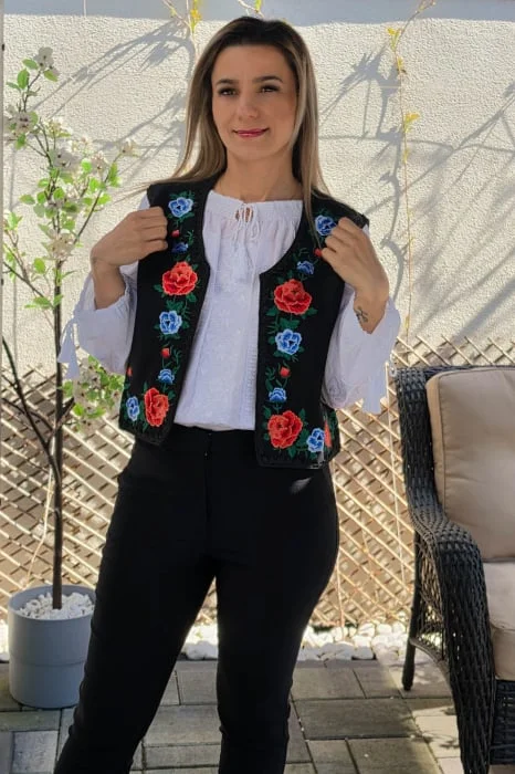 Vesta brodata cu model traditional Flori 4