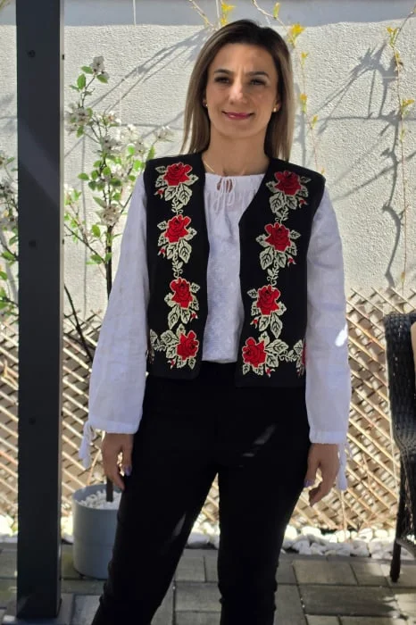 Vesta brodata cu model traditional Flori 5