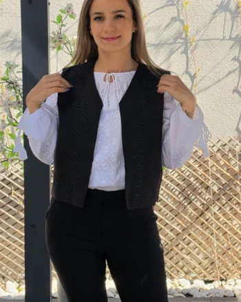 Vesta brodata cu model traditional Flori 6