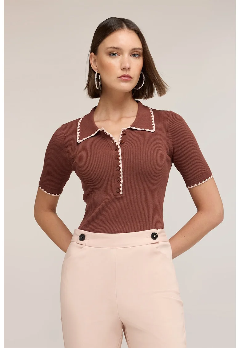 Tricou striat cu fenta cu nasturi, Maro cognac