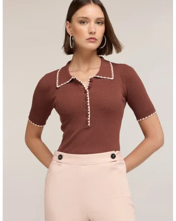 Tricou striat cu fenta cu nasturi, Maro cognac