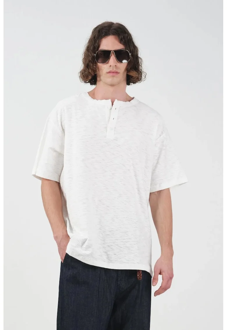 Tricouri barbati,  tricou cu guler rotund, detalii nasturi, alb, 100% bumbac