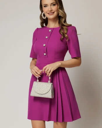 Rochie scurta magenta cu pliuri pe fusta si nasturi pe bust
