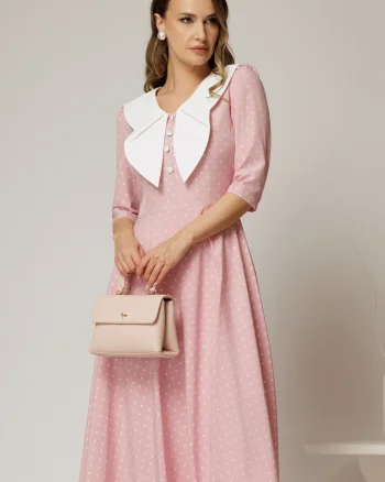 Rochie midi roz cu buline si guler amplu croi clos