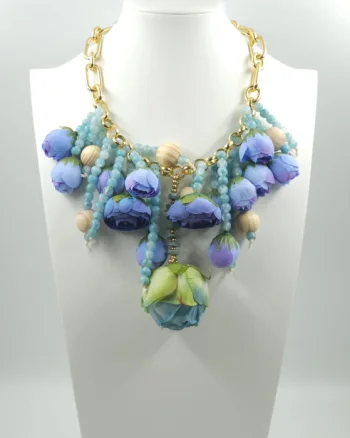 Colier statement cu flori decorative 3D in nuante pastelate de albastru si lila ,   design artistic