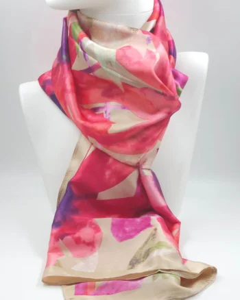 Esarfa dreptunghiulara tip pareo, cu imprimeu flori fucsia pe fond bej