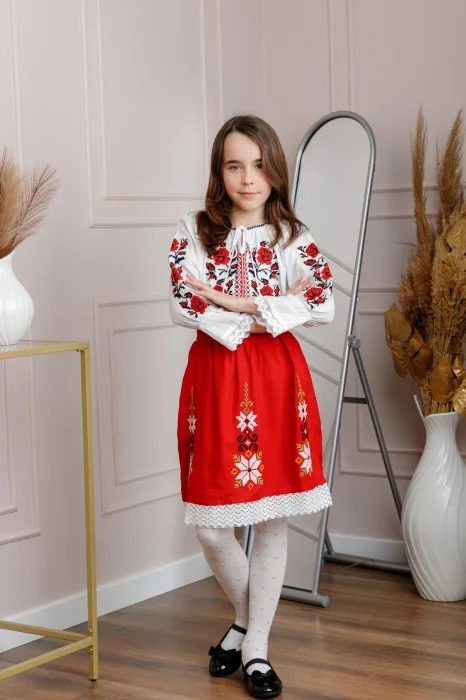 Compleu traditional bicolor pentru fetite cu motiv floral rosu Emilia