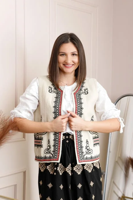 Vesta traditionala crem cu broderie florala neagra Nicoleta