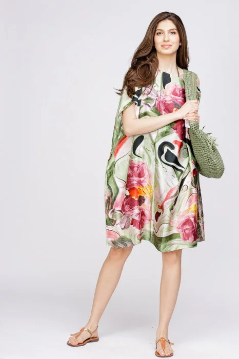Rochie de plaja tip poncho din matase cu trandafiri fucsia pe fond verde