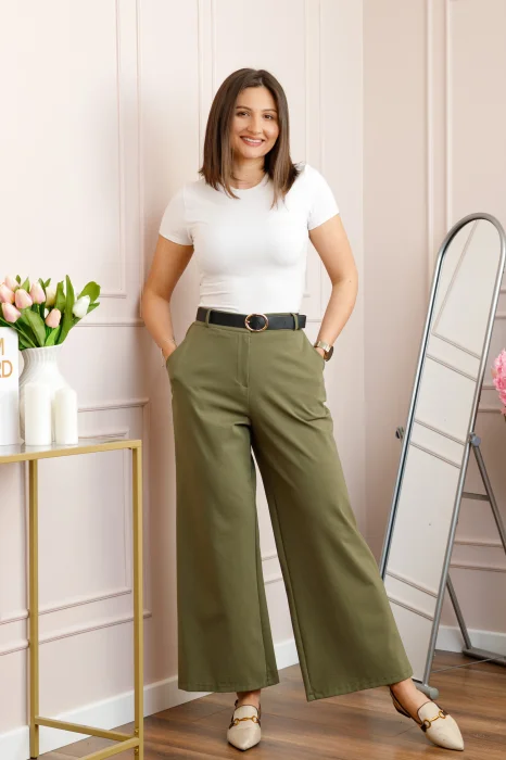 Pantaloni kaki evazati cu talie elastica la spate si curea reglabila Molly