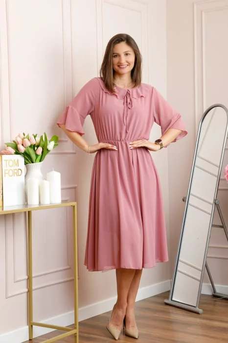 Rochie roz pudrat vaporoasa cu elastic in talie si volanas la decolteu Allegra