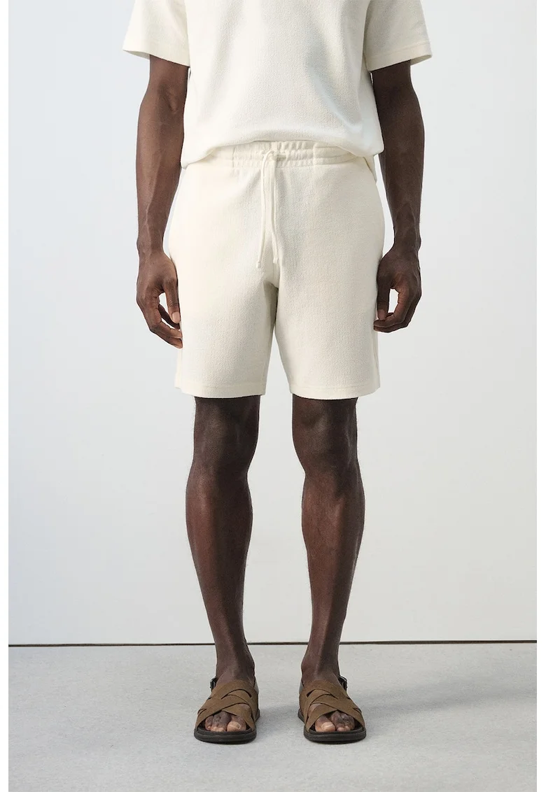 Pantaloni scurti de trening cu aspect texturat si snur in talie, Alb fildes