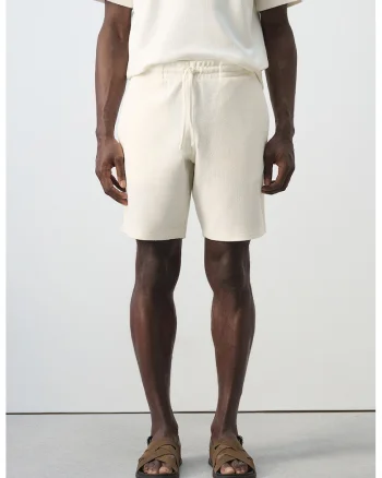 Pantaloni scurti de trening cu aspect texturat si snur in talie, Alb fildes