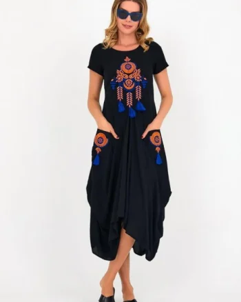 Rochie neagra in colturi cu broderie portocalie    Dreamcatcher   si ciucuri, din vascoza