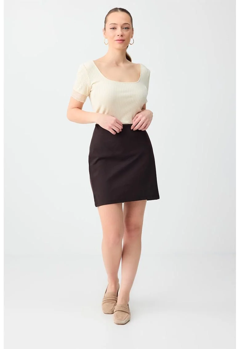 Fusta mini cu model uni, Maro pamantiu