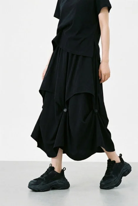 Fusta midi arhitecturala cu drapaje, neagra