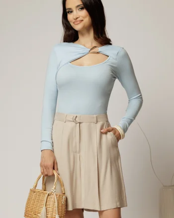 Bluza bleu casual cu decolteu decupat si accesoriu
