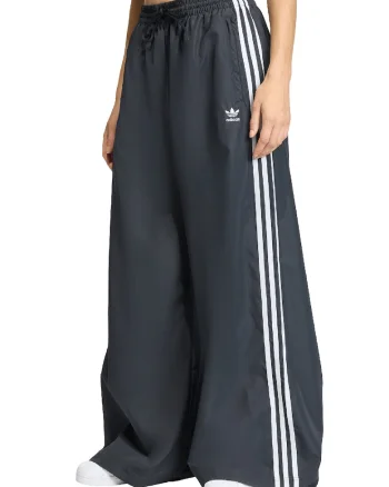 Pantaloni de trening cu croiala ampla si snur de ajustare in talie