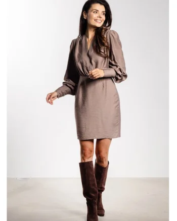 Rochie mini,  Maro taupe, rayon natural, talie mulata, decolteu in V, maneci bufante cu mansete, evidentiaza picioarele, stil senzual, Maro taupe