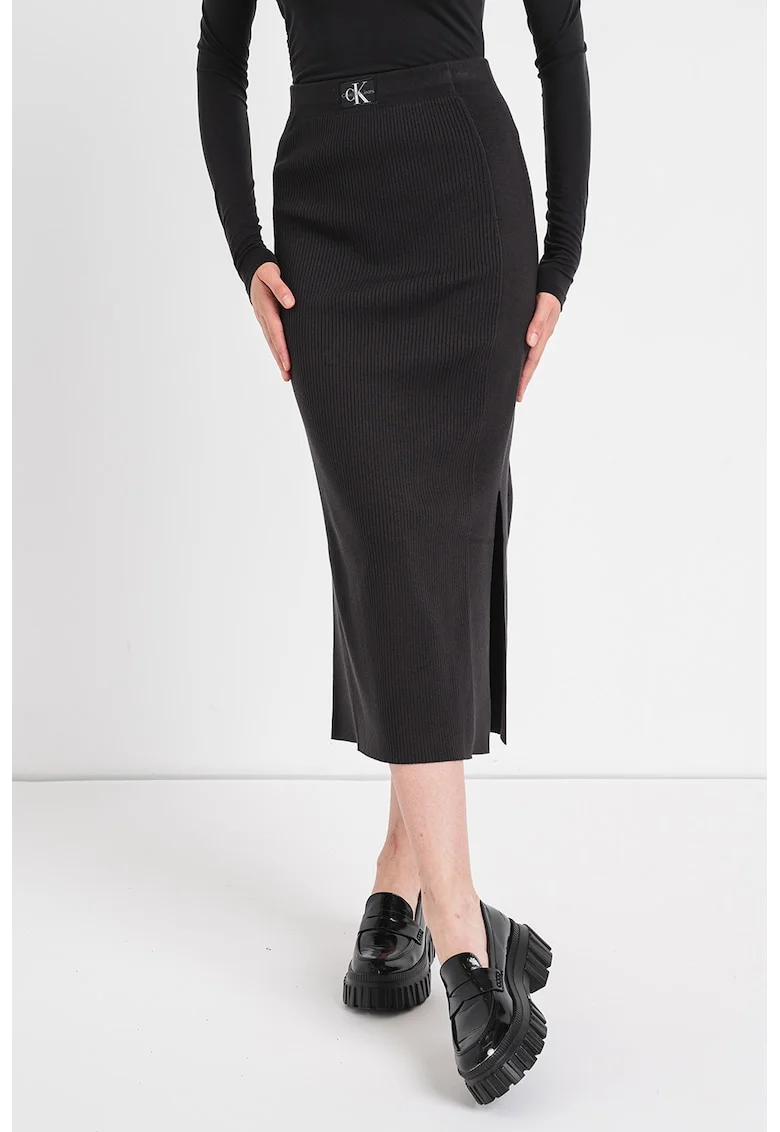 Fusta striata cu slit lateral, Negru