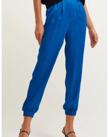 Pantaloni cu aspect satinat si talie inalta