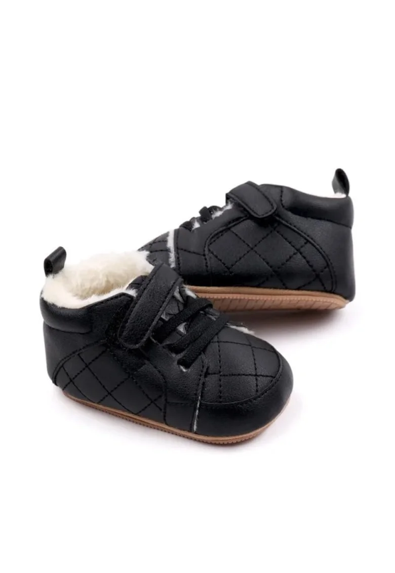 Pantofi pentru bebelusi, negri, cu captuseala pufoasa si design matlasat, Negru