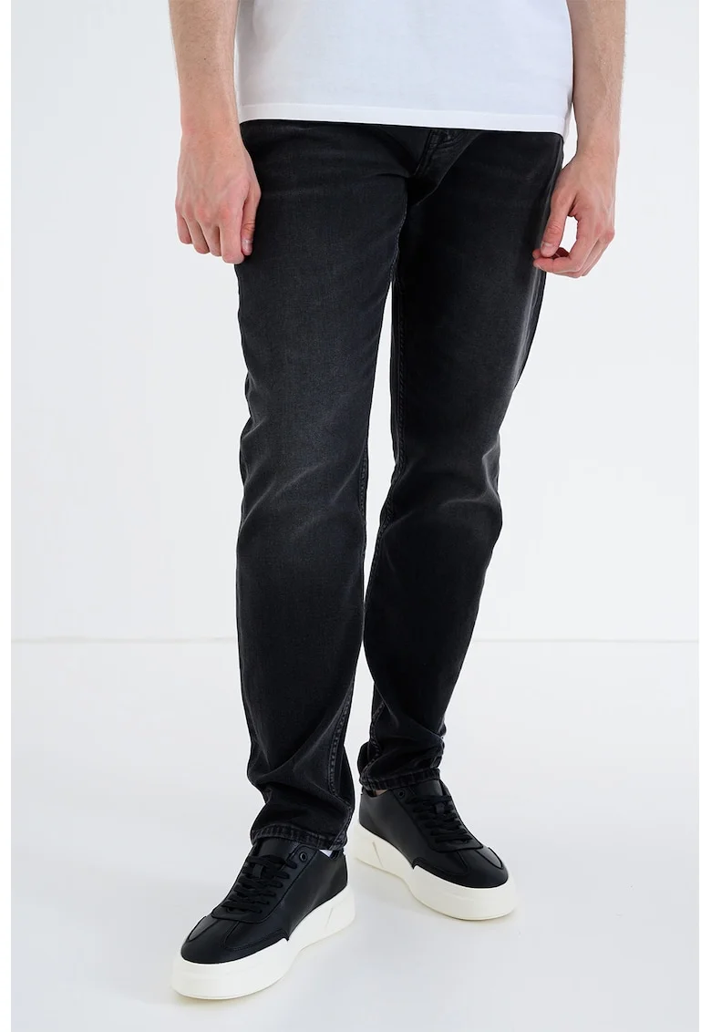Blugi conici, Negru
