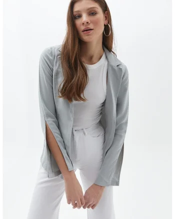 Sacou slim fit cu nasturi si slituri la maneci