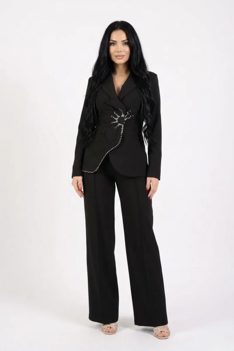 Compleu elegant negru format din doua piese cu sacou accesorizat cu pietre si pantaloni largi