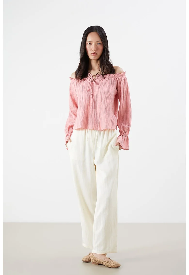 Bluza cu decolteu pe umeri, Roz somon