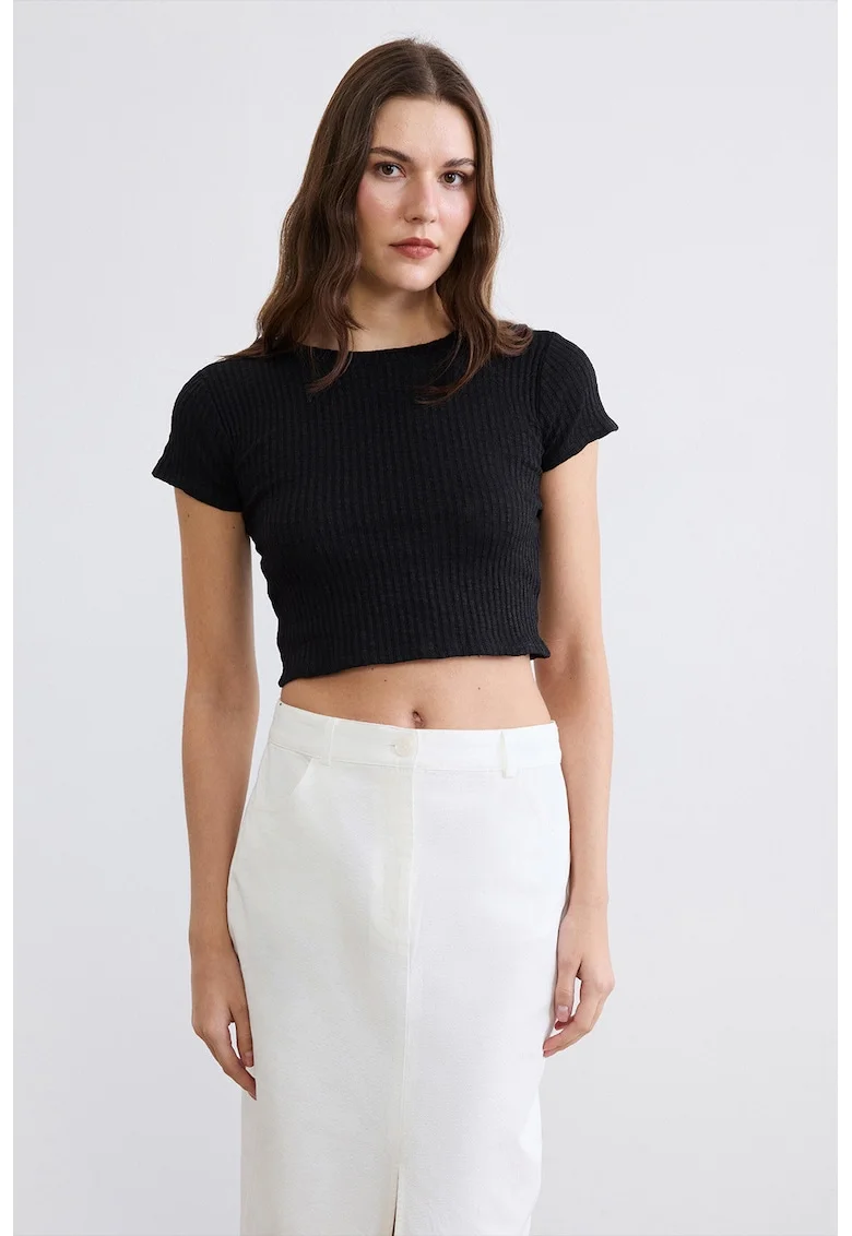 Tricou crop cu decolteu la baza gatului, Negru