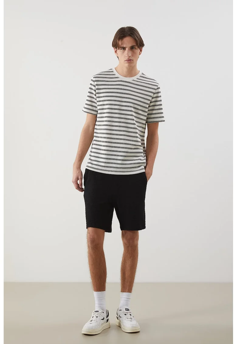 Pantaloni scurti de trening cu model texturat si snur, Negru