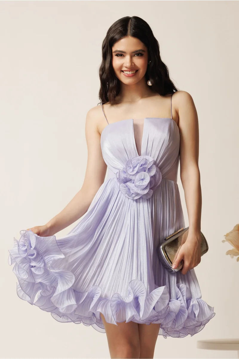 Rochie scurta lila din voal in clos cu volanase si floare maxi pe talie