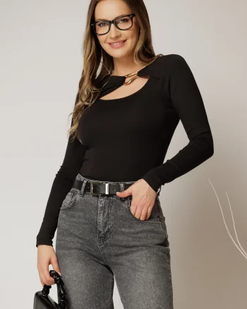 Bluza neagra casual cu decolteu decupat si accesoriu
