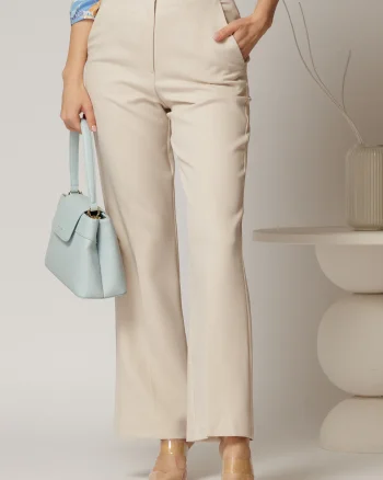 Pantaloni bej cu croi drept si buzunare