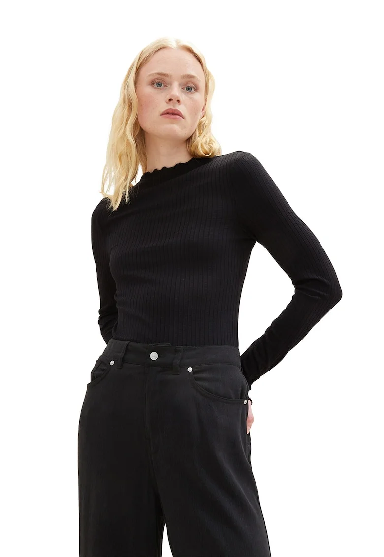Pulover striat cu terminatii valurite, Negru