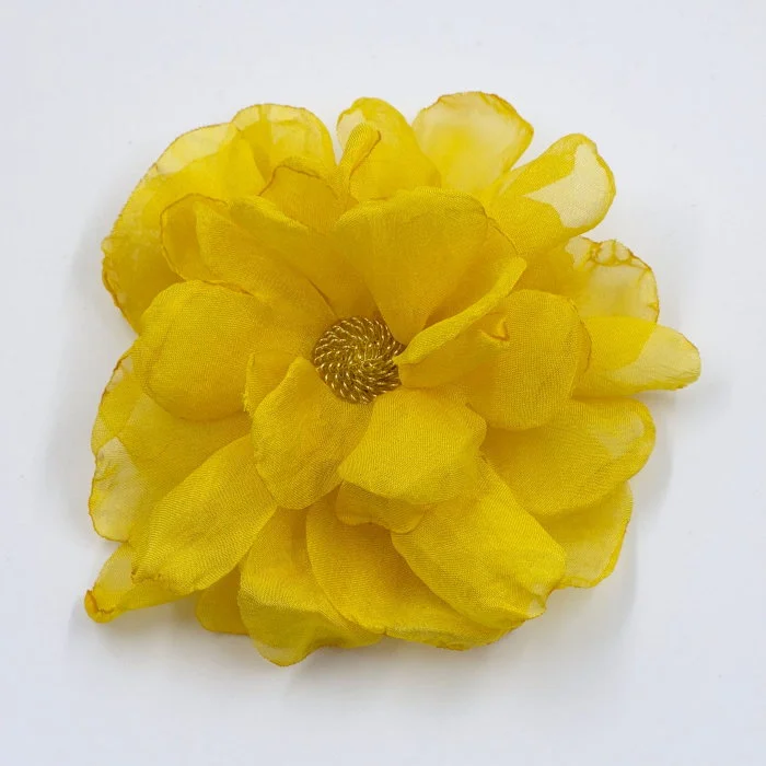 Brosa floare galbena cu diametru de 10 cm din voal matasos, cu clips pentru par