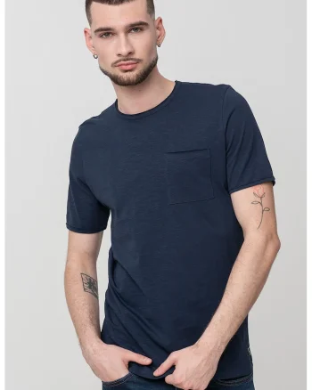 Tricou cu decolteu la baza gatului si buzunar pe piept