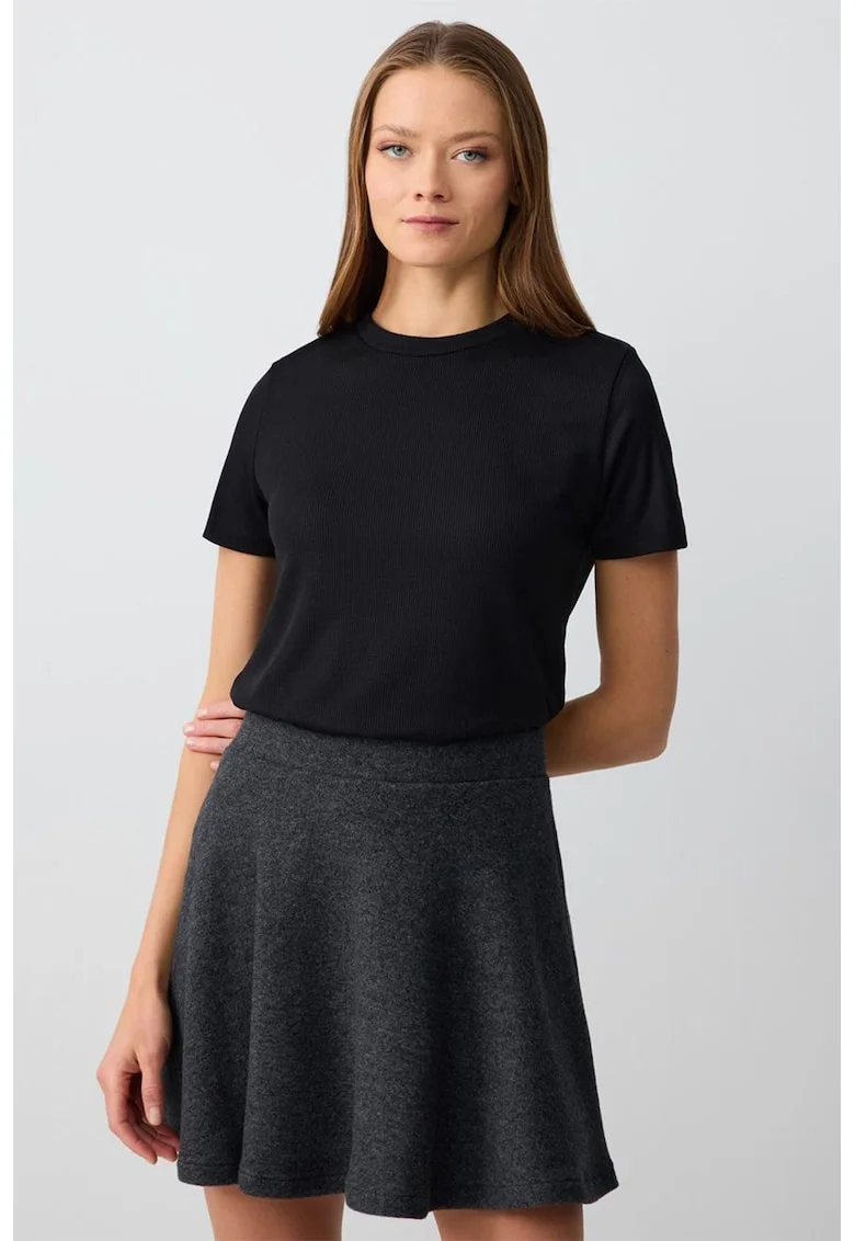 Tricou striat cu decolteu la baza gatului, Negru