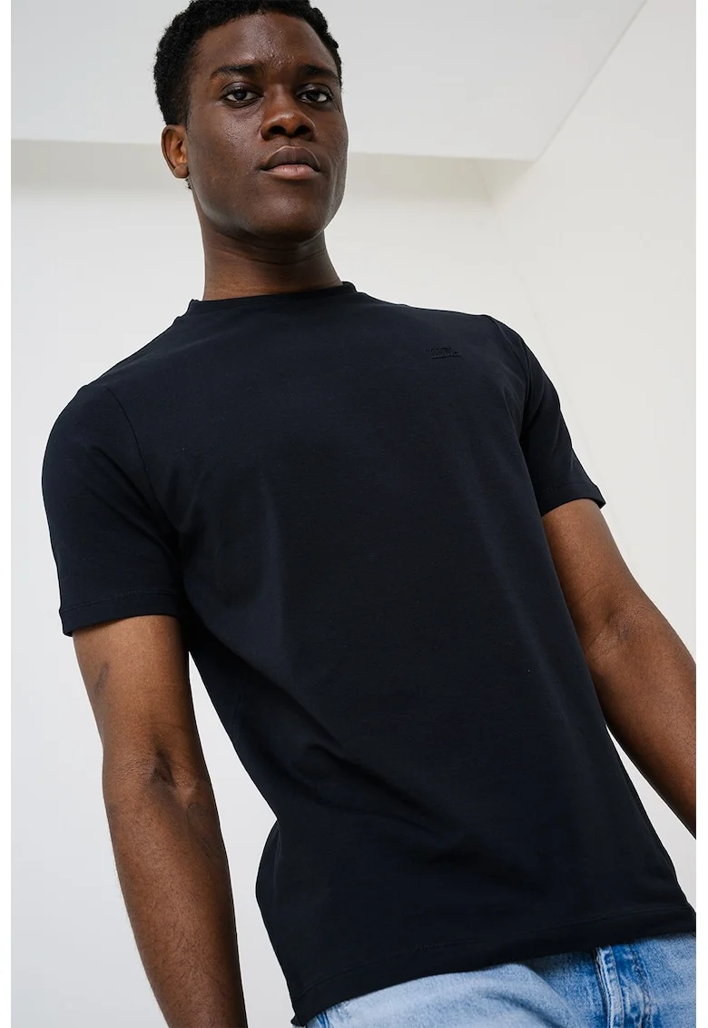 Tricou slim fit cu decolteu la baza gatului, Negru