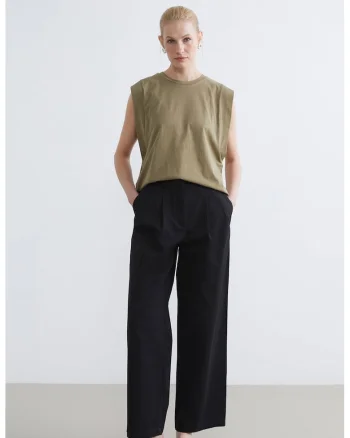 Pantaloni cu croiala ampla si buzunare laterale, Negru